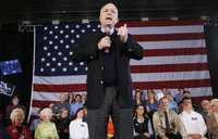 Hillary Rodham Clinton con Hazel Dukes (arriba), presidenta de la Asociación Nacional para el Mejoramiento de la Gente de Color (NAACP por sus siglas en inglés), en un acto para conmemorar a Martin Luther King, ayer en NuevaYork. Al centro, Barack Obama, durante una discusión sobre préstamos hipotecarios en Reno, Nevada. John McCain hace proselitismo en una preparatoria de Kalamazoo, Michigan. Los tres buscan la candidatura de sus partidos para la presidencia de EU; los dos primeros por el Demócrata y el tercero por el Republicano