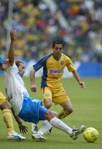 El americanista Gringo Castro observa la jugada en la que el Ruso Zamogliny se aferra al balón