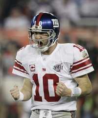 Eli Manning, de Gigantes, festeja eufórico la anotación de su compañero David Tyree