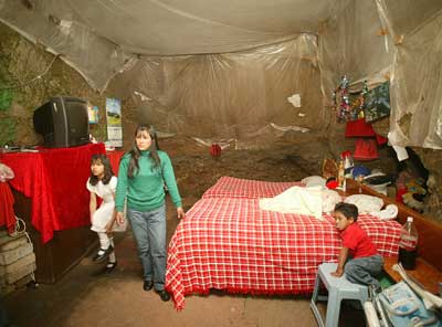Habitan una cueva desde hace 10 a&ntilde;os