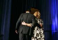 Mitt Romney y su esposa, Ann, abandonan el salón de un hotel en Washington donde el ahora ex precandidato sorprendió al ala conservadora de los republicanos al anunciar su retiro de la contienda por la nominación, en aras de la unión del partido