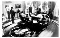 Nixon en la Casa Blanca, de pie Henry Kissinger.