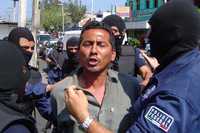 Elementos de la Policía Federal Preventiva agredieron verbal y físicamente a dos reporteros gráficos de la ciudad de Veracruz, luego de que tomaron imágenes de un accidente vial ocasionado por un convoy de la PFP, en el cual pereció uno de los elementos de la corporación. Uno de los comunicadores fue retenido varias horas