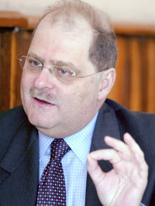 "Con simulaci&oacute;n, se entreg&oacute; el crudo de Venezuela a trasnacionales"