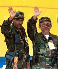 En imagen del 7 de enero de 1999, los jefes rebeldes Raúl Reyes (a la derecha) y Joaquín Gómez, durante las negociaciones de paz en San Vicente del Caguán. Gómez fue nombrado sucesor del líder ultimado el pasado sábado por el ejército colombiano, indicaron las FARC ayer en un comunicado