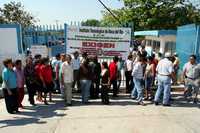 Personal de confianza y trabajadores sindicalizados de los institutos tecnológicos de la zona sur del país iniciaron ayer un paro laboral que terminará el viernes, en protesta porque sus demandas de aumento salarial y pago de prestaciones atrasadas no han sido atendidas por el gobierno federal. En la gráfica aparecen trabajadores del Instituto Tecnologico de Boca del Río, Veracruz