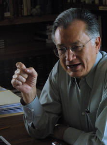 Mouri&ntilde;o afianz&oacute; aqu&iacute; "enclaves extranjeros", acusa Bartlett