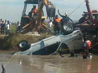 Diez alumnos de prescolar perdieron la vida cuando la camioneta en que los transportaba su profesora cayó al canal de aguas negras La Coria, en Salamanca