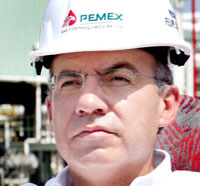 Llama Calder&oacute;n a transformar Pemex e ir por riquezas al fondo del mar