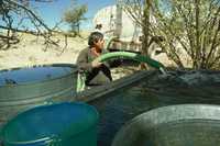 Municipios perredistas del estado de México pondrán en marcha una campaña contra el decreto que condiciona la entrega de recursos federales al pago de adeudos a la comisión de aguas de la entidad. Mientras, en comunidades del norte de Toluca la falta de infraestructura hidráulica obliga a los habitantes a almacenar el agua que el ayuntamiento les envía en pipas