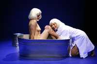 Escena de Autopsia a un copo de nieve, obra de Luis Santillán, que se presenta en el teatro Santa Catarina, en Coyoacán