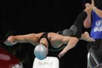 Eamon Sullivan, al iniciar su participación en la competencia de 50 metros libres en Australia. El atleta impuso récord mundial de la especialidad, al nadar la distancia en 21.41 segundos