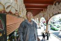 Ariosto Otero junto a la obra muralística que realiza en el mercado de San Ángel, la cual ocupará una superficie de 450 metros cuadrados. El recinto se encontraba asfixiado entre el ambulantaje y la basura