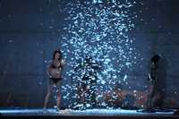 Bailarines de Barro Rojo en una escena de la coreografía Amor, perfume, ausencia