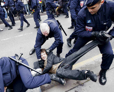 Par&iacute;s: la antorcha ol&iacute;mpica, en carrera de obst&aacute;culos