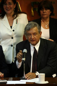 Claro intento de privatizar el petr&oacute;leo: AMLO