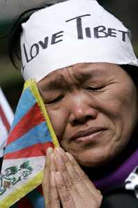 Dickey Chozom, de Madison, reza durante un acto de protesta en Chicago contra la política china en el Tíbet
