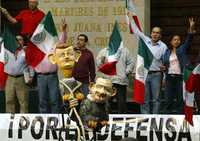 Protestas y consignas de legisladores que integran el Frente Amplio Progresista, contra el presidente Felipe Calderón, se escucharon ayer en la Cámara, durante la intervención de Andrés Manuel López Obrador en la asamblea informativa que se llevó a cabo en el Zócalo capitalino