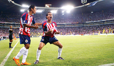 Chivas, en la gloria; Am&eacute;rica, en el abismo