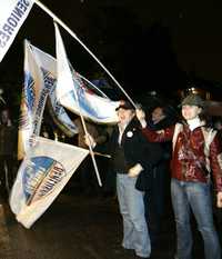 Simpatizantes del magnate Silvio Berlusconi salieron ayer a las calles de Arcore, Milán, a festejar el triunfo del candidato de la coalición Pueblo de la Libertad en las elecciones parlamentarias de Italia