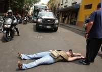 Una de las adelitas se tira en el piso para cerrar el paso al convoy de los senadores panistas en las calles de Perú y Allende. Los legisladores pretendían ingresar al recinto de Donceles