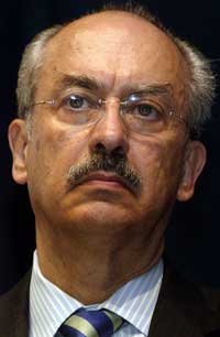 Gil D&iacute;az: Telmex, monop&oacute;lico y depredador de consumidores