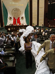 Desalojan tribunas; se inicia el debate