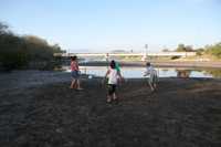 Una extensa área del vaso 2 de la laguna de Cuyutlán, donde el gobierno de Colima planea instalar una planta regasificadora, está seca por el arrastre de arena del mar