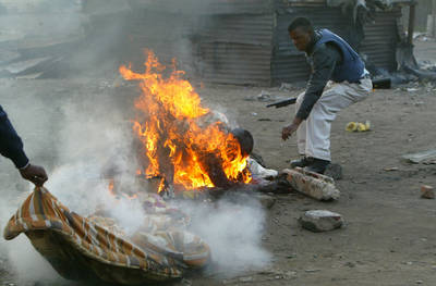 Ataques xen&oacute;fobos en Sud&aacute;frica; 14 muertos