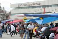 Maestros de Oaxaca bloquearon ayer edificios públicos y avenidas de la ciudad para presionar al gobierno estatal a que dé respuesta satisfactoria a sus demandas