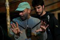 José Padilha (en la imagen, en primer plano) explicó que la tragedia de la historia radica en las principales características de la policía en Brasil: la corrupción y la violación de los derechos humanos