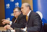 El secretario general de la OCDE, José Angel Gurría, y Agustín Carstens, en la rueda de prensa que ofrecieron en el contexto del foro que se celebra en París