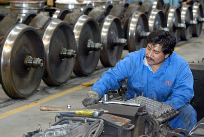 Bur&oacute;cratas esperan aumento