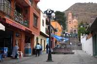 El ayuntamiento de Moroleón puso en marcha la campaña de donativos Gánate un escalón al cielo, para remodelar las escalinatas del templo de la Virgen de Guadalupe