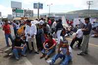 En su día 25 de movilizaciones en la ciudad de Oaxaca, maestros de la sección 22 del SNTE realizaron bloqueos a dependencias estatales y federales, así como en la carretera Oaxaca-Puerto Ángel, a la altura del crucero que conduce al Aeropuerto Internacional Benito Juárez