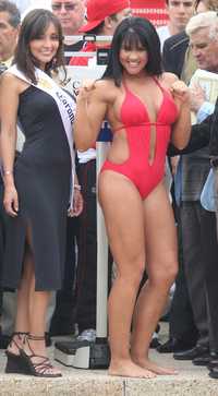 Mia St. John, durante la ceremonia de pesaje en el Ángel de la Independencia