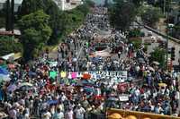Dirigentes de la APPO y de la sección 22 encabezaron la megamarcha del sábado para recordar el fallido desalojo, hace dos años, del plantón magisterial en el zócalo de la capital de Oaxaca. Jóvenes con el rostro cubierto realizaron pintas en diferentes lugares