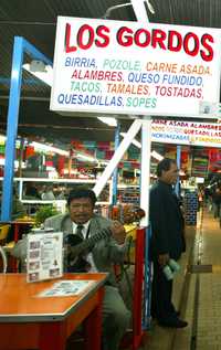 Músicos trasnochadores en el mercado de San Camilito