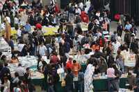 Incesante búsqueda en un mar de títulos, ayer, en el vestíbulo del Auditorio Nacional (Paseo de la Reforma y Campo Marte, Bosque de Chapultepec)