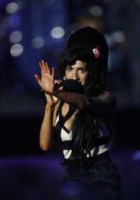 Amy Winehouse lució segura en sus altos tacones durante el concierto 46664, que se realizó en Londres, para apoyar a enfermos de sida y en honor a Nelson Mandela, quien cumplirá 90 años el próximo mes