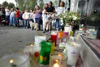 Familiares, amigos y vecinos de los nueve jóvenes que murieron por el operativo en el News Divine levantaron altar frente a la puerta del antro