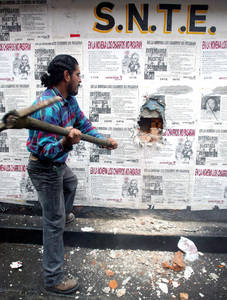 A escondidas, Gordillo aplica charrazo en la secci&oacute;n nueve