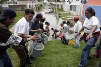 Vecinos de la unidad habitacional La Azucena, en El Salto, Jalisco, se movilizaron para desalojar el agua que inundó sus casas
