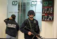 Vigilancia policiaca en el exterior de la Casa de Cambio Catorce, que ayer fue objeto de una inspección en el aeropuerto capitalino. La matriz de la agencia, en el centro de la capital mexicana, también fue cateada. La acción mañanera provocó temor entre pasajeros y demás personas que visitan la terminal aérea