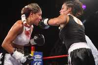 Mariana Juárez recibe un golpe de Sandra Hernández, durante la pelea por el campeonato nacional mosca realizada la noche del jueves
