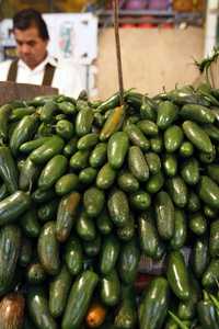 Venta de chiles jalapeños en un mercado de la ciudad de México