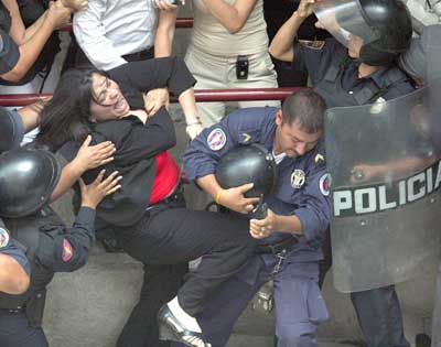 Zafarrancho frente al Congreso de Nuevo Le&oacute;n