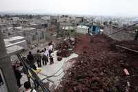 Con un presupuesto de un millón 900 mil pesos del programa de mejoramiento barrial del GDF, se realizaron obras de pavimentación, así como un muro de contención, entre otras, en la colonia La Joyita