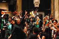 Sergio Ramírez Cárdenas dirige a niños y jóvenes ejecutantes en la fiesta final