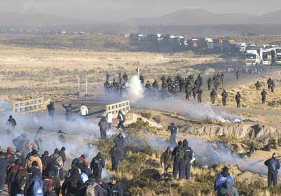 Se enfrentan polic&iacute;as y mineros en Bolivia; dos muertos